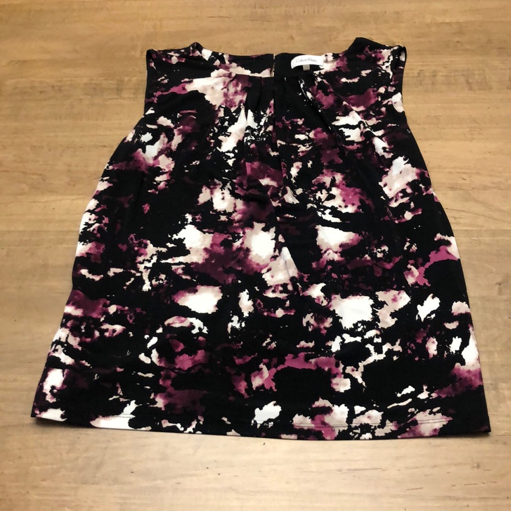 Calvin Klein lined sleeveless shell. 1X. Purple, black & white paint pattern.